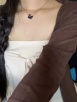 Yiyina_17's Live Chat Room