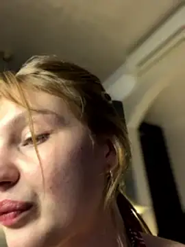 Emaline_Fane élő chatszobája