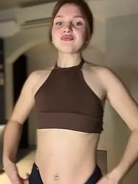 Emaline_Fane Adlı Modelin Canlı Sohbet Odası