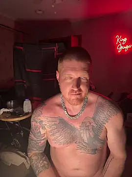 Seks show uživo modela CloudyKingG na kameri