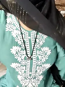 Indian-Aleena Adlı Modelin Canlı Sohbet Odası