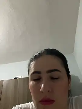 חדר צ'אט בשידור חי של IvettSt_