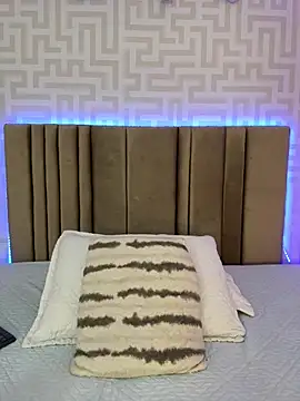 Sala de chat en directo de naishaa_