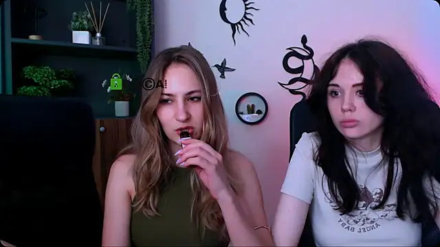 riley_sanders' Live Chat Room
