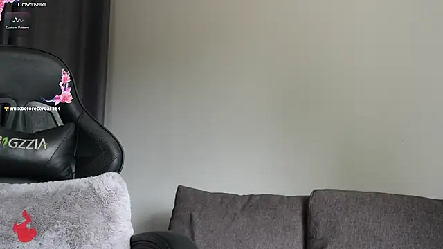 Chloee_breasts' Live Chat Room