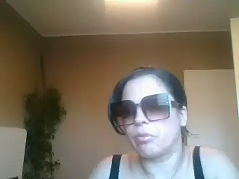 ITALIANASISIXX's Live Chat Room
