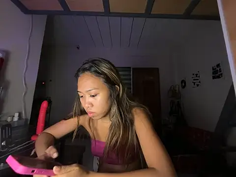 PinayLina18 Adlı Modelin Canlı Sohbet Odası
