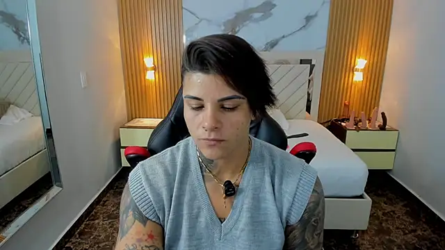 KAROLLJONES1 Adlı Modelin Canlı Sohbet Odası