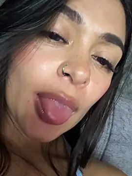 Saray_charmante's Live Chat Room