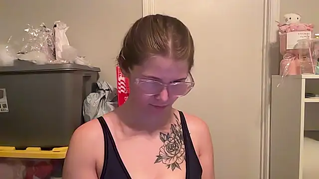 חדר צ'אט בשידור חי של Riley_ray69