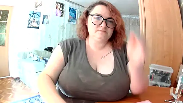 Seks show uživo modela AngelQSky na kameri