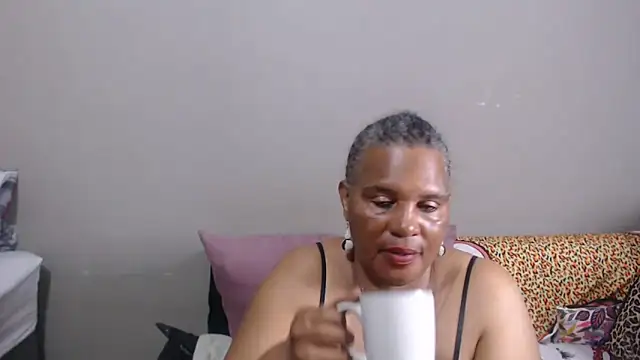 GrandBustyMelon чат на живо
