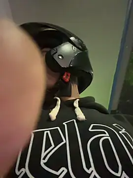חדר צ'אט בשידור חי של AlphaMasterXxx