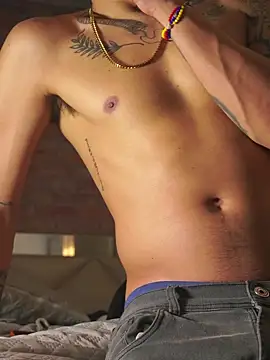 חדר צ'אט בשידור חי של AlphaMasterXxx