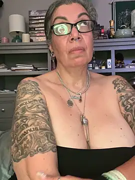 dieseldame1313's Live Chat Room