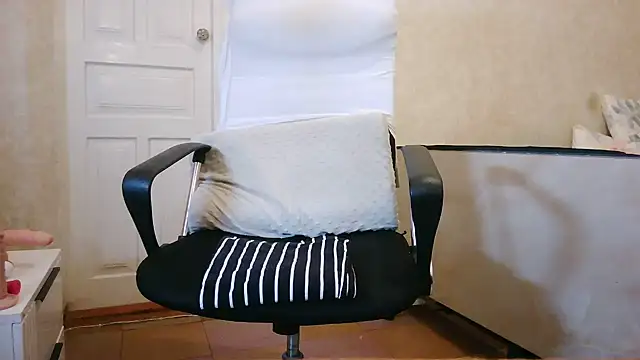 Julia54391's Live Chat Room