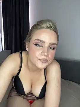 April_Purr Adlı Modelin Canlı Sohbet Odası