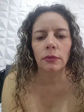 Nina_vallon élő chatszobája