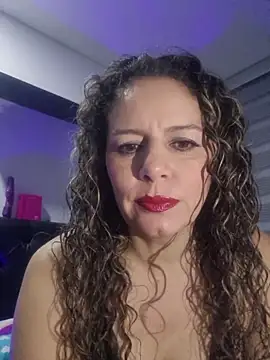 Nina_vallon élő chatszobája