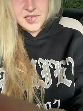 emilypeperoni's Live Chat Room