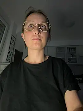 Lally_Girasole's Live Chat Room