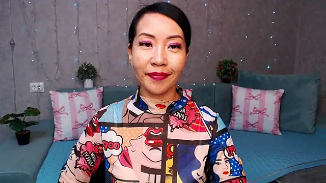 LiaPak's Live Chat Room
