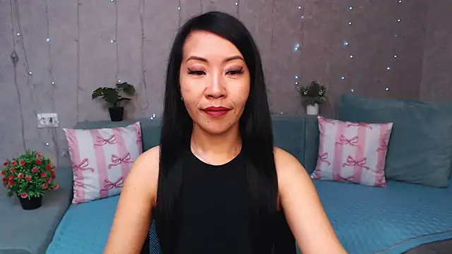 LiaPak's Live Chat Room