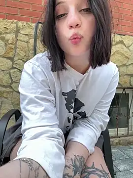 חדר צ'אט בשידור חי של YourLittleDevil