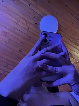 Pokój czatu na żywo – Isabella18_pink