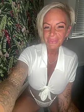 ห้องแชทสดของ Big-Tits696969