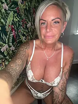 Big-Tits696969 Adlı Modelin Canlı Sohbet Odası