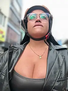 Mia_Risky-1 Adlı Modelin Canlı Sohbet Odası