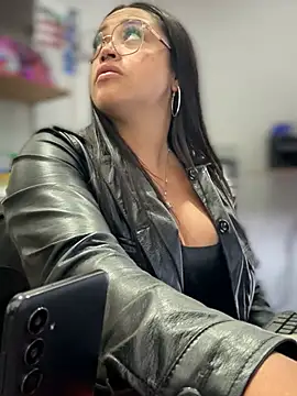 Mia_Risky-1 Adlı Modelin Canlı Sohbet Odası