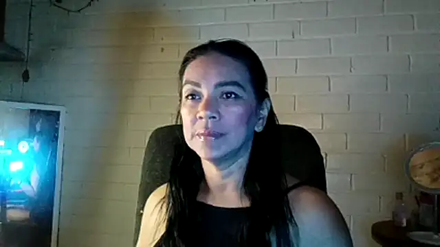 MiiaVelasquez's Live Chat Room