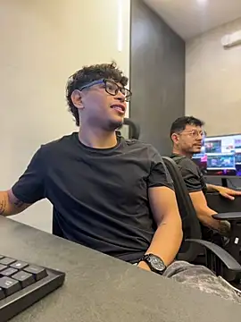 alekzamo's Live Chat Room