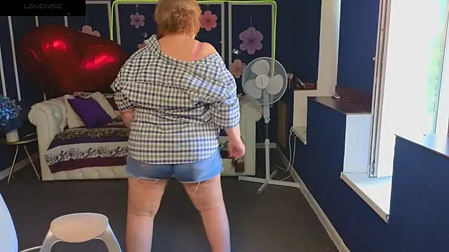 Kira_Kenett Adlı Modelin Canlı Sohbet Odası