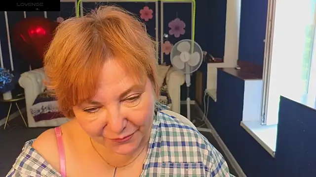 Kira_Kenett Adlı Modelin Canlı Sohbet Odası