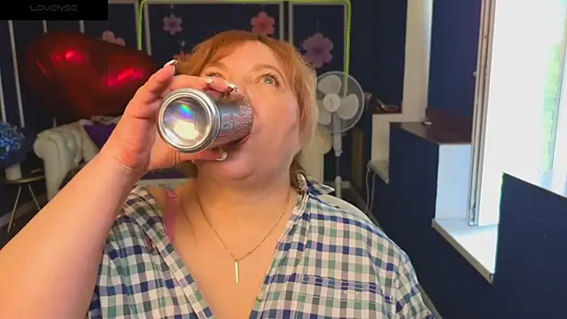 Kira_Kenett Adlı Modelin Canlı Sohbet Odası
