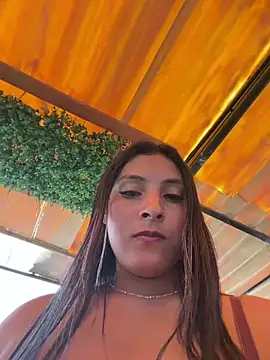 Cami_Leon2's Live Chat Room