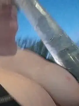 nakedgarbageperson élő chatszobája