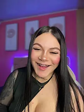 Megaan__More Adlı Modelin Canlı Sohbet Odası