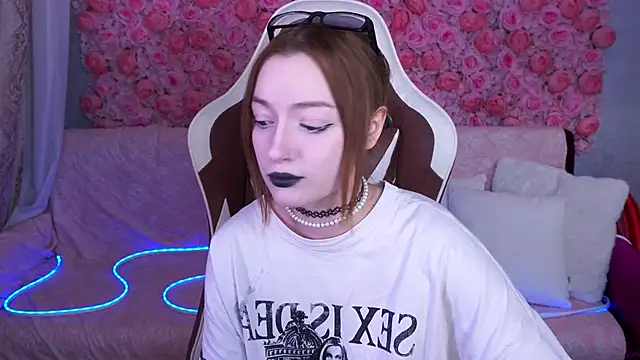 LizzaMoonn's Live Chat Room