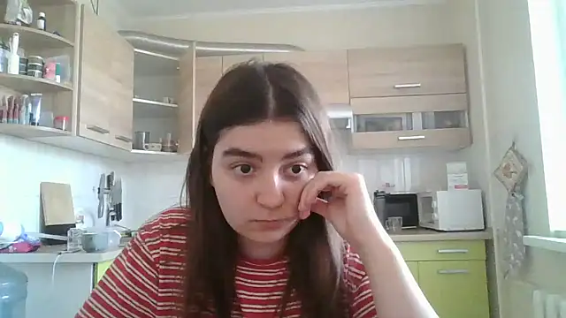 Farynaa Adlı Modelin Canlı Sohbet Odası