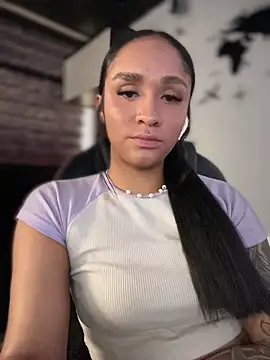 Isabella-Teen Adlı Modelin Canlı Sohbet Odası