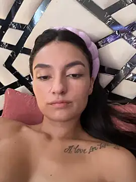 MiaKane99 – Naživo chatovacia miestnosť