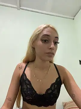 loirinhaaa Adlı Modelin Canlı Sohbet Odası