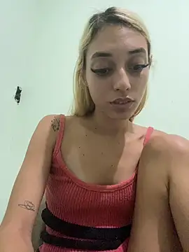 loirinhaaa Adlı Modelin Canlı Sohbet Odası