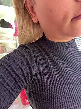 Jullyc Adlı Modelin Canlı Sohbet Odası
