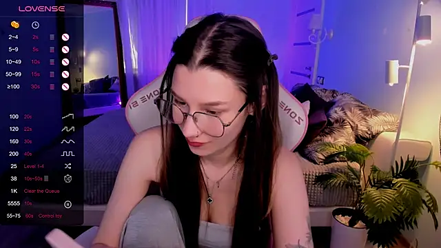 LinaBlossom_'s Live Chat Room