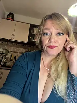 Sweet-blonde's Live Chat Room